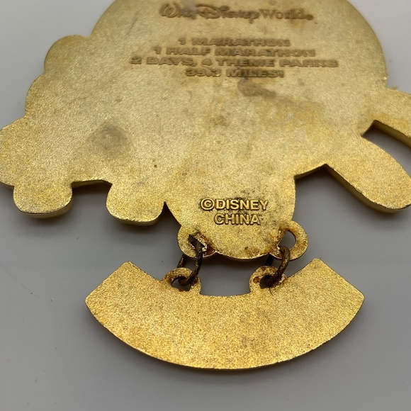 Disney Goofy's Race and a Half Challenge 2009 Gold Tone Collectible Goofy Medal - Picture 10 of 14